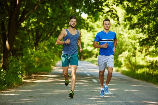 Amigos corriendo por el bosque —  Fotos de Stock