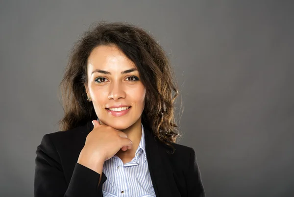 Mujer de negocios sonriente contemplativa —  Fotos de Stock