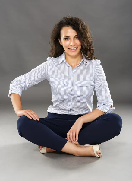 Happy businesswoman sitting on floor — Stock Photo, Image