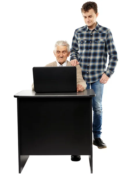 Adolescente menino ensinando seu avô — Fotografia de Stock