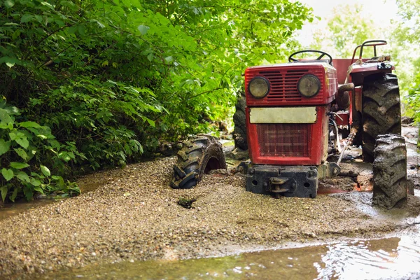 Traktor som fastnat i leran — Stockfoto