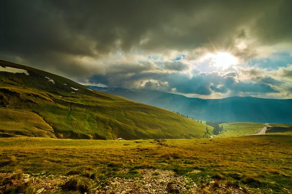 Paisaje al atardecer con nubes — Foto de Stock