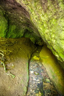 bir mağaranın içinden akan nehir