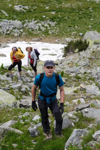 Randonneurs marchant sur un sentier — Photo