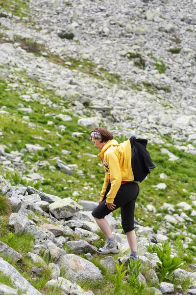 Turysta kobieta spaceru na szlaku — Zdjęcie stockowe