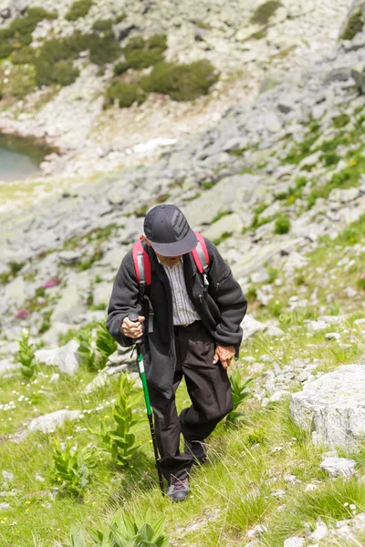 Homme sénior randonnée — Photo
