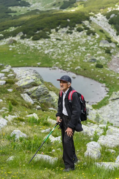 Starší muž, turistika — Stock fotografie