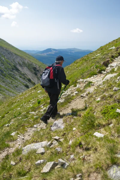 Starší muž, turistika — Stock fotografie