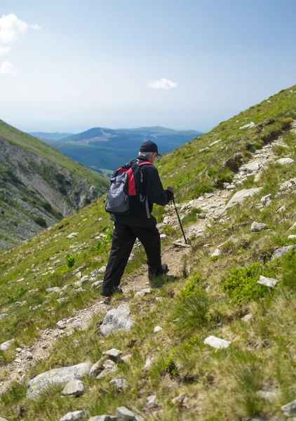 Senior man hiking — Stock Photo, Image