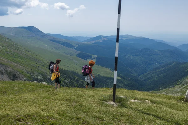 Two sisters hiking — Stock Photo, Image