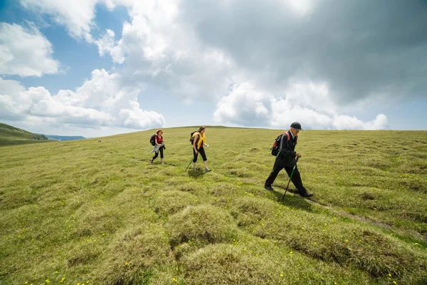 Excursionistas caminando por un sendero — Foto de Stock