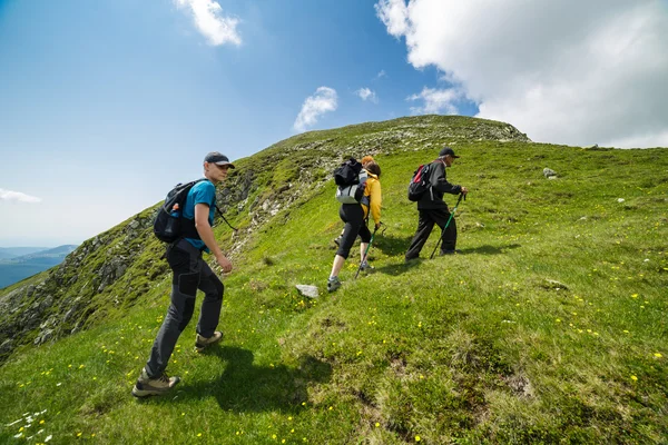 Excursionistas caminando por un sendero — Foto de Stock