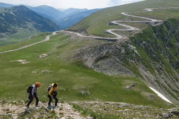 Zwei Schwestern beim Wandern — Stockfoto