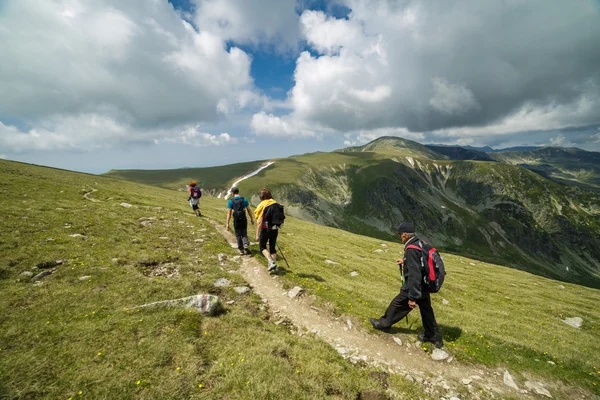 Randonneurs marchant sur un sentier — Photo