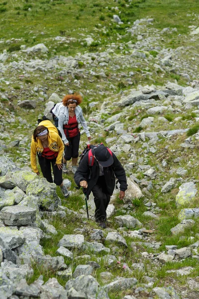 Randonneurs marchant sur un sentier — Photo