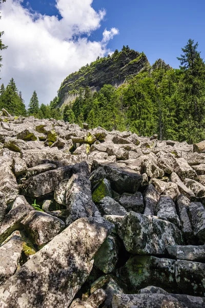 Berglandschaft mit detunatele masiff — Stockfoto