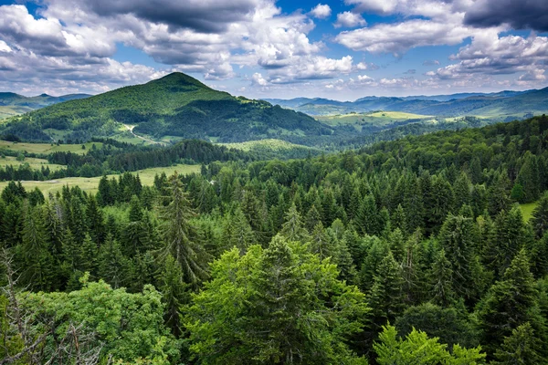 Montagne sotto un cielo nuvoloso — Foto Stock