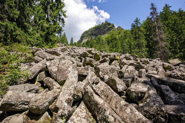 Paisagem montanhosa com Detunatele masiff — Fotografia de Stock