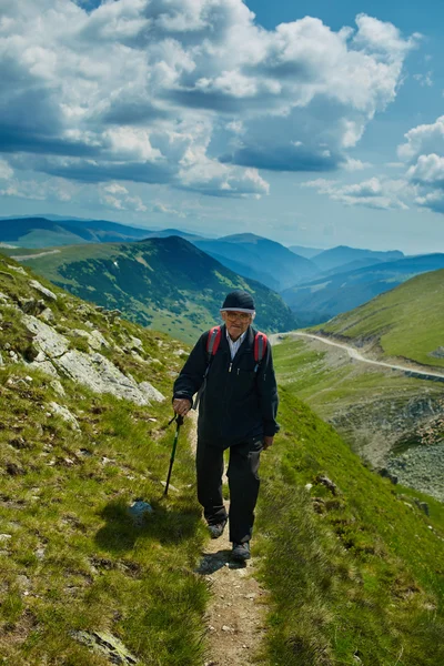 Starší muž, turistika — Stock fotografie