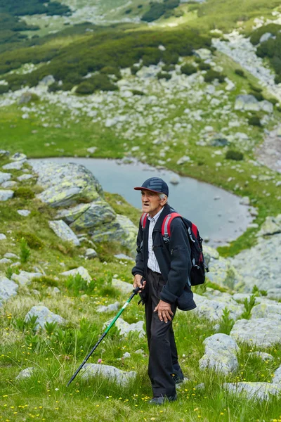 Old man hiking — Stock Photo, Image