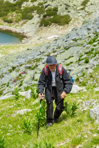 Senior man hiking — Stock Photo, Image