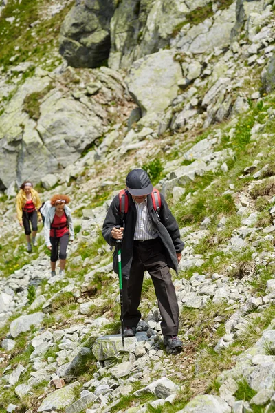 Wandelaars lopen op een parcours — Stockfoto