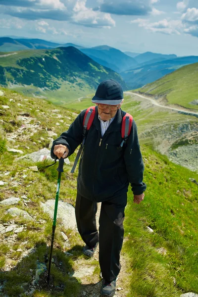 Homem sênior caminhadas — Fotografia de Stock