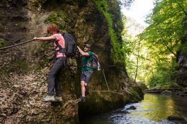 Nehrin üzerinde tırmanma yürüyüşçü