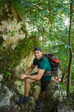 adam Emanet kablolar üzerinde