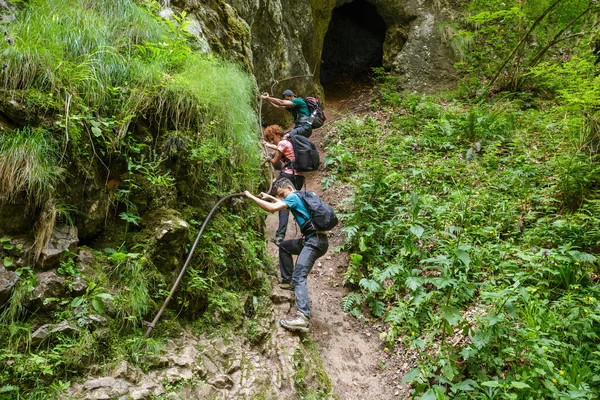 Wanderer steigen aus einer Höhle aus — Stockfoto