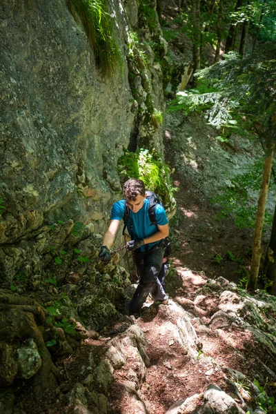 Escalada de excursionistas en cadenas de seguridad — Foto de Stock