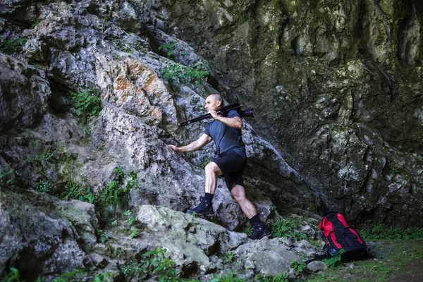 Fotoğrafçı bir mağarada fotoğrafı çekerken — Stok fotoğraf