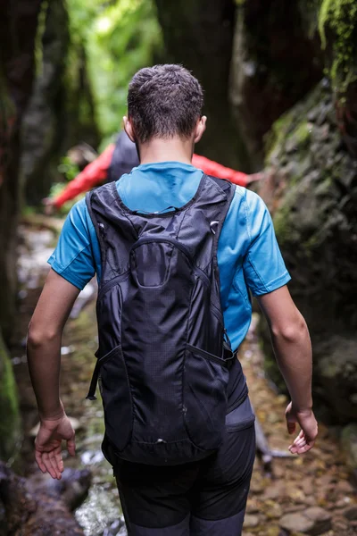 Adolescent marchant à travers le canyon — Photo