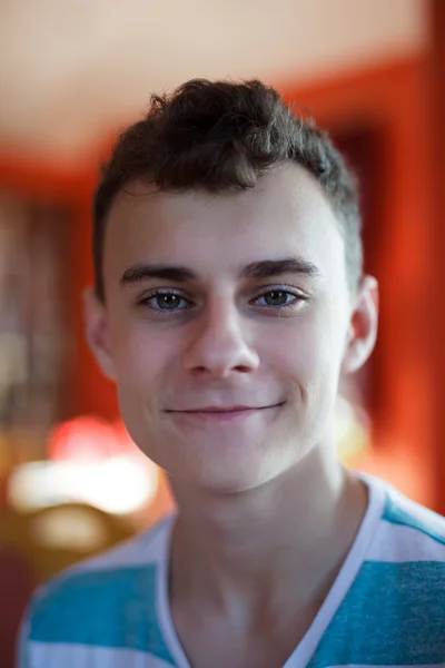 Adolescent beau dans un restaurant Images De Stock Libres De Droits