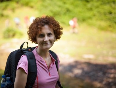 Kızıl saçlı kadın sırt çantası ile