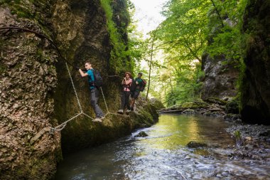 Emanet kablolar üzerinde tırmanma yürüyüşçü