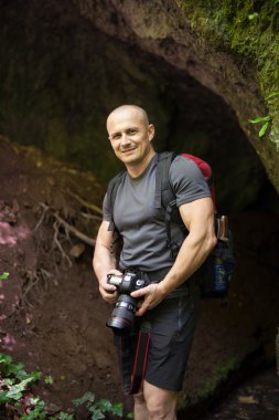 uzun yürüyüşe çıkan kimse ile profesyonel fotoğraf makinesi