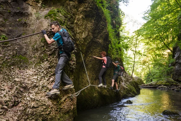 Randonneurs escaladant la rivière — Photo