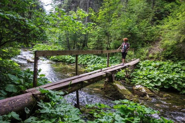 Kvinna som korsar floden — Stockfoto