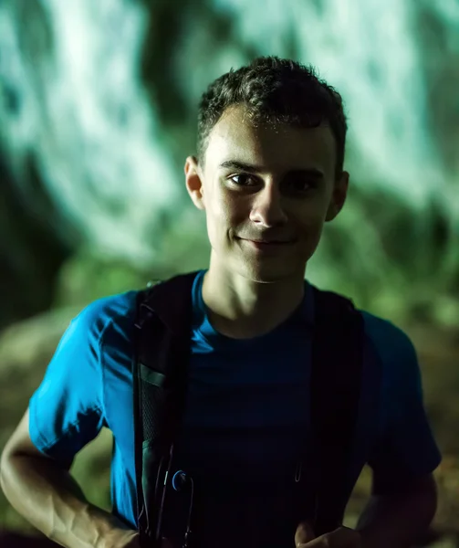 Escursionista che visita una grotta — Foto Stock