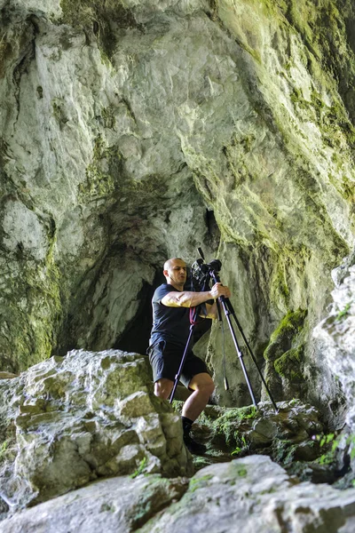 Fotograf fotografowania w jaskini — Zdjęcie stockowe