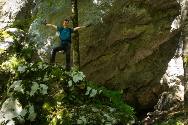 Backpacker bir mağara girişine — Stok fotoğraf