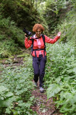 fotoğraf kamera yürüme ile uzun yürüyüşe çıkan kimse