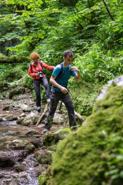güzel bir kanyonda yürüyüş yürüyüşçü