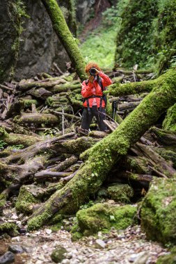 Kadın uzun yürüyüşe çıkan kimse alarak fotoğraf