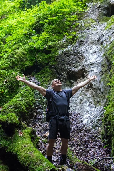 Turista celebrando a liberdade — Fotografia de Stock