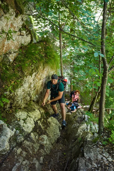 Menschen klettern auf Sicherungsseile — Stockfoto