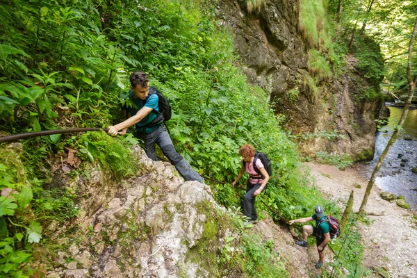 Excursionistas aferrados a un cable de seguridad —  Fotos de Stock