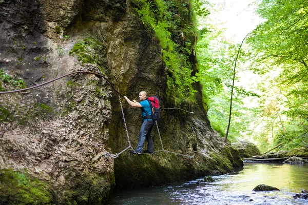 Backpacker überquert gefährliche Seite — Stockfoto