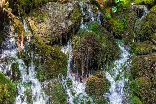 Arroyo de montaña que fluye a través de rocas — Foto de Stock